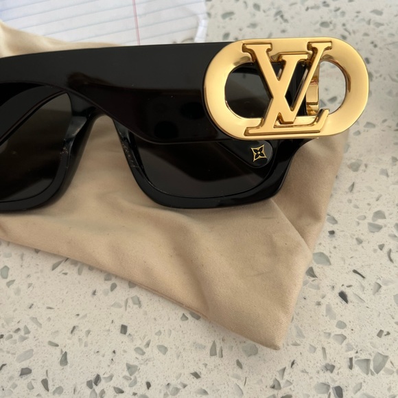 Louis Vuitton Womens sunglasses only worn once Excellent condition - Picture 5 of 9
